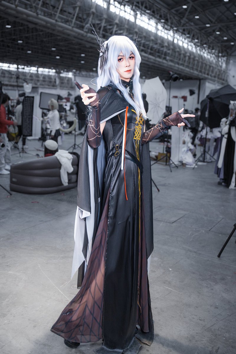 在这里更新一下场照～虽然不是妈妈级别的，但是出的是妈妈哦～喜欢的宝宝们都可以来这里领取一个抱抱～
对了！新年快乐！看见这条帖子的宝子们在新的一年里要天天开心，有花不完的钱！ #菈玛莲 #cosplay #男娘