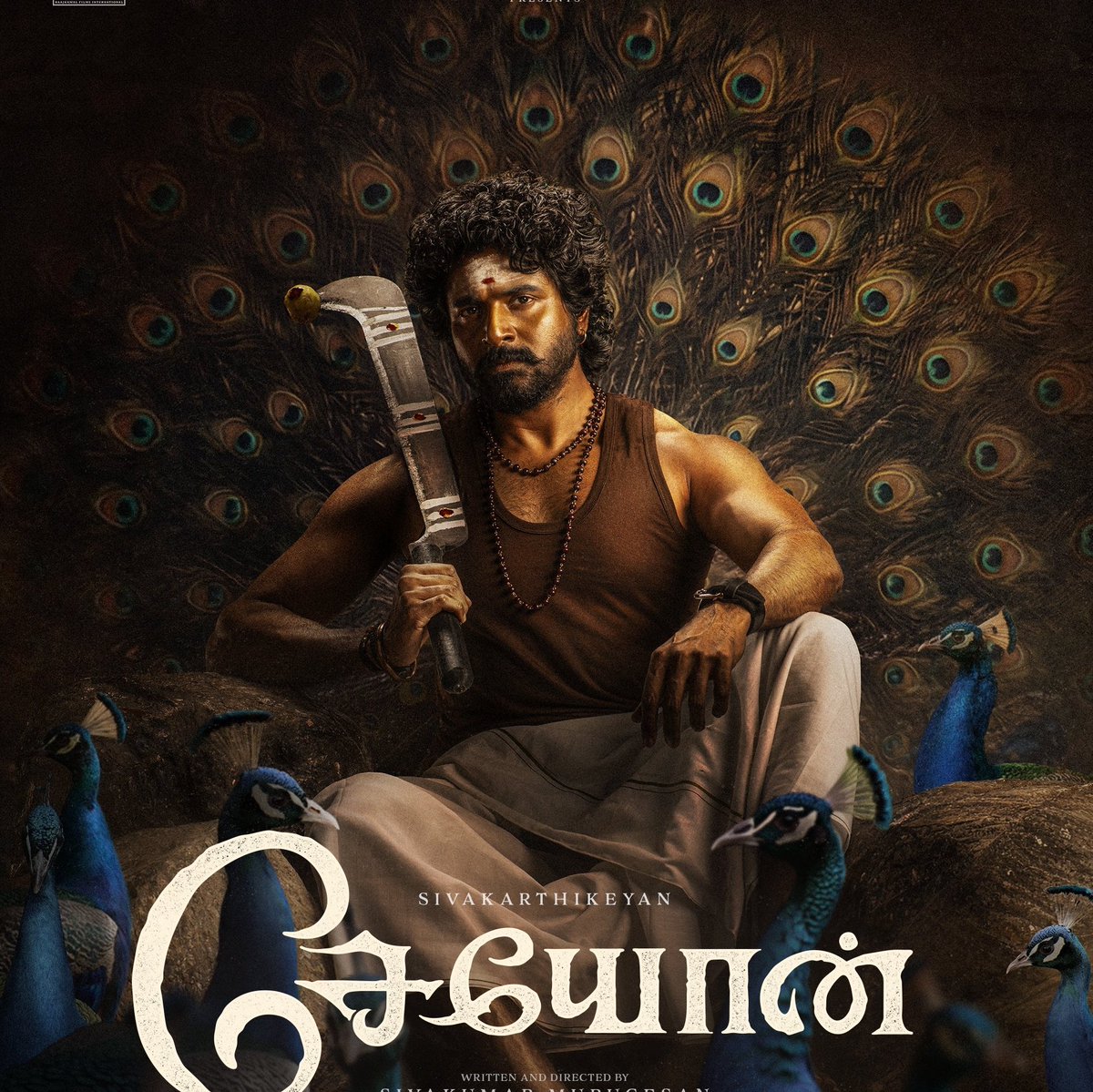 kirthika_kumar's tweet photo. #SK looks so powerful here🔥
I mean look at his funky hair with curls, muruku meesa lit, ear la ring, neck la that maala,oru hand la watch innoru hand la kaapu, biceps, that aruva, sitting position like a king wow wat a look ya God mode😭 our damn rural SK entertainer is back❤️ https://t.co/zl5SJwSO8R