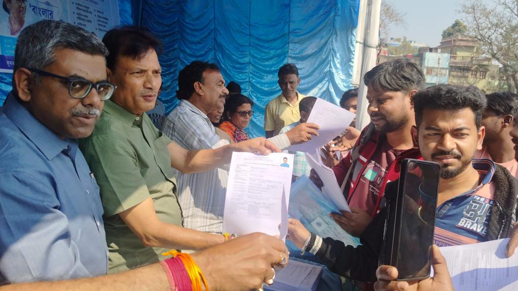 পশ্চিম বর্ধমান জেলার বারাবনী ব্লকে যুবসাথী ক্যাম্পে বিধায়ক বারাবনি বিধানসভা শ্রী বিধান উপাধ্যায়, পঞ্চায়েত সমিতির সভাপতি উপস্থিত থেকে আবেদন পত্র বিতরণ করেন। #egiyebangla