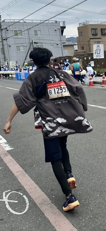 「日本酒を背負って走る男」を全力応援！🍶🏃‍♂️
今年は実家の松井酒造が創業300周年を迎える節目の年。
お客様の健太郎さんが松井酒造のハッピを纏って京都の街を駆け抜けてくれました！
父も自作のボードを掲げて沿道へ📢✨
このハッピ姿、どこに行っても注目の的でした！
#京都マラソン 
#松井酒造