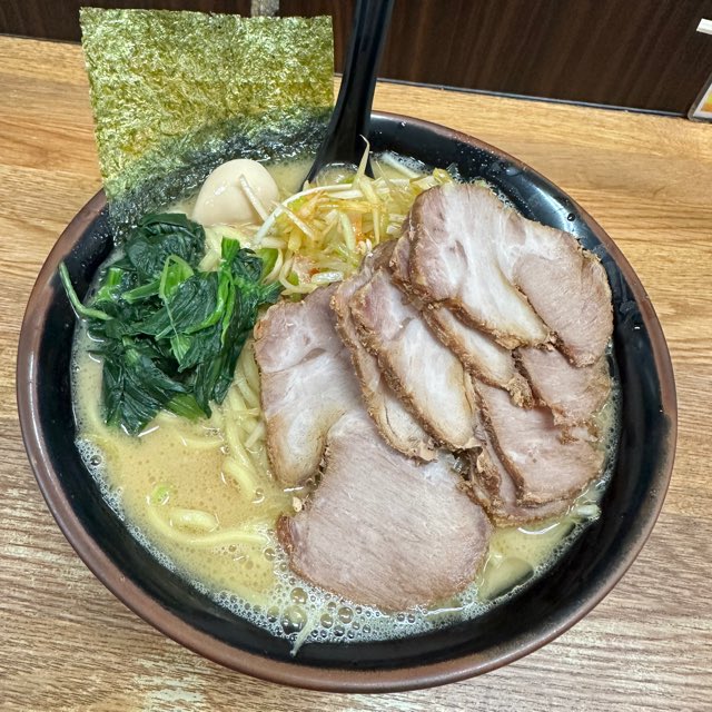 halhal2002's tweet image. 醤油ネギチャーシューメン at らっち家 横浜家系ラーメン

年明け一発めの家系では数少ない、胃もたれしないお店！
いつ来ても、安定の店炊きスープ
#らっち家
#醤油ネギチャーシューメン #毎日がラーメン ramendays.jp/post/03bc8ca6-…