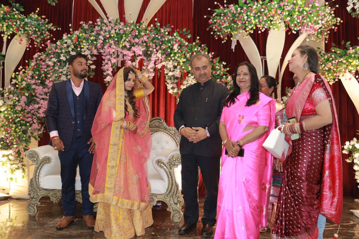 आज पटना के मित्रमंडल कॉलोनी स्थित बाला जी रिसोर्ट में आयोजित श्रीमती शालिनी जी (एयरपोर्ट मैनेजर) की ननद के रिंग सेरेमनी समारोह में सम्मिलित होकर परिवारजनों को हार्दिक शुभकामनाएं प्रेषित की तथा नवयुगल को उज्ज्वल भविष्य के लिए स्नेहिल आशीर्वाद दिया। 

ईश्वर से कामना है कि उनका यह