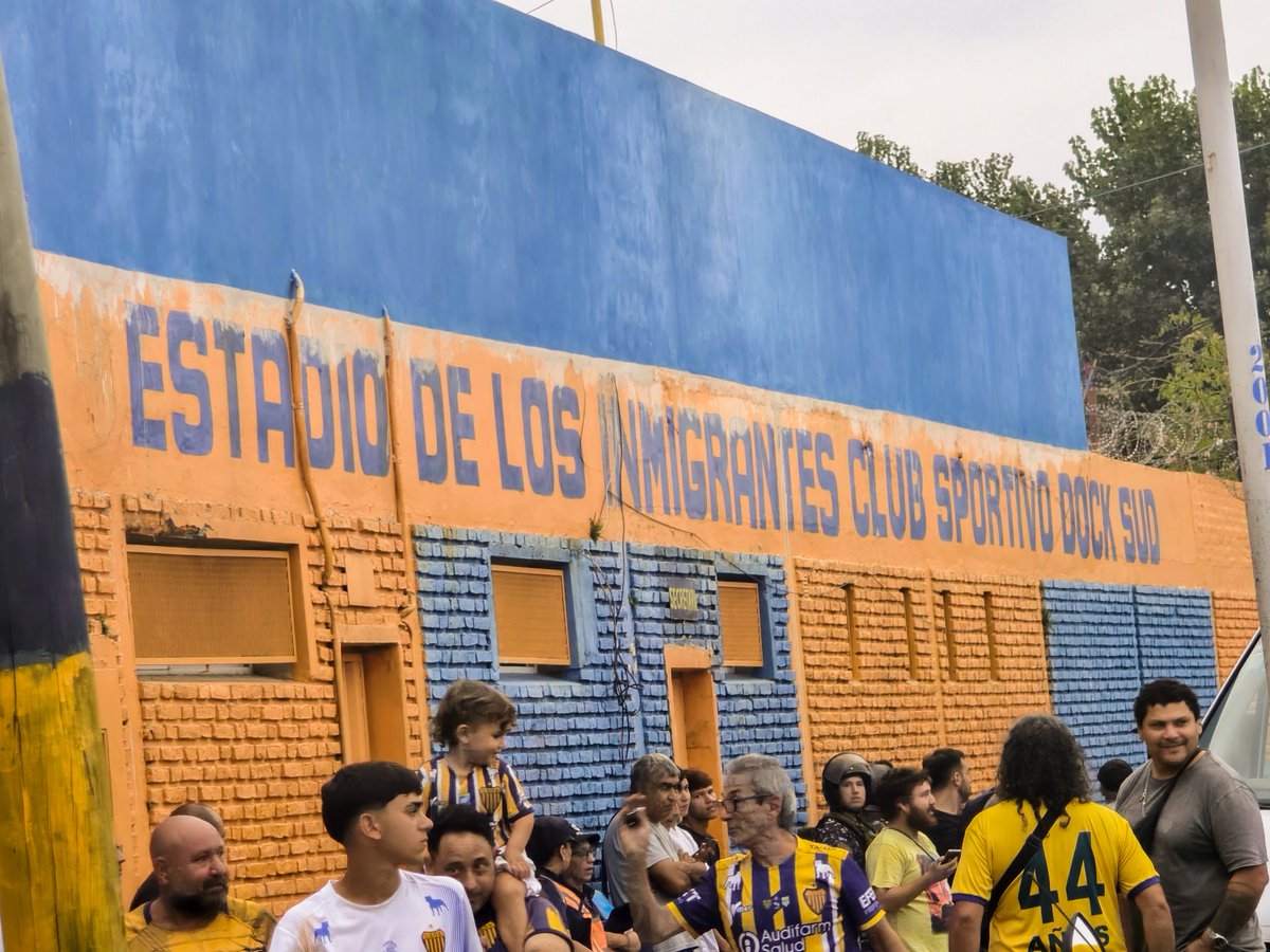 groundspotters's tweet photo. 🇺🇦 Dᴏᴄᴋ Sᴜᴅ, ᴍɪ́ ᴄᴀʀɪɴ̃ᴏ ᴇs sɪɴᴄᴇʀᴏ.

New year and new hopes at #ElDocke. Postcards from Estadio De Los Inmigrantes 👇🏻
https://t.co/NlxFYi9uvz

#docksud #vamosdocke #eldocke #docke #inundados #hopping #groundhopping #groundhopper #fussball #ground #football #stadion https://t.co/xsgKmS8Xnw
