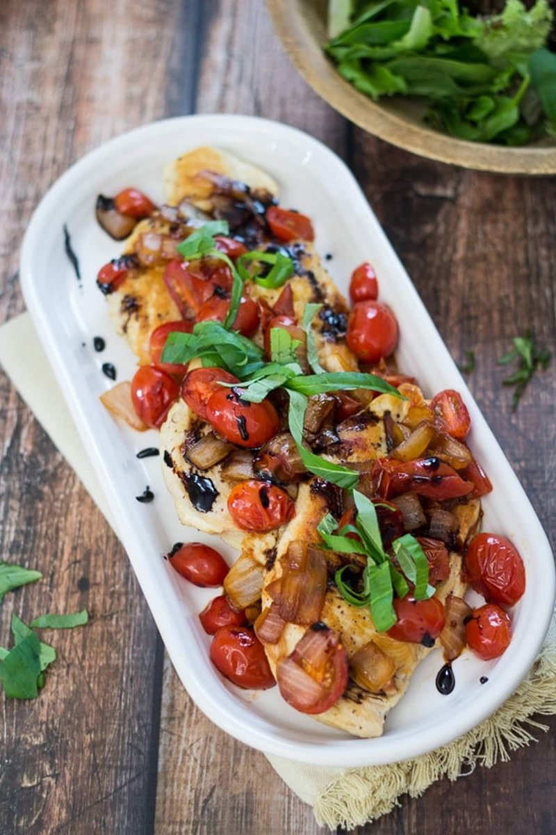 WanderlustKitch's tweet image. Recipe ➡️ tinyurl.com/47x749a2
Juicy chicken topped with tomatoes, basil, and balsamic glaze 🍅 This one-pan dinner is fresh, savory, and so easy. #dinnerideas #onepanmeal