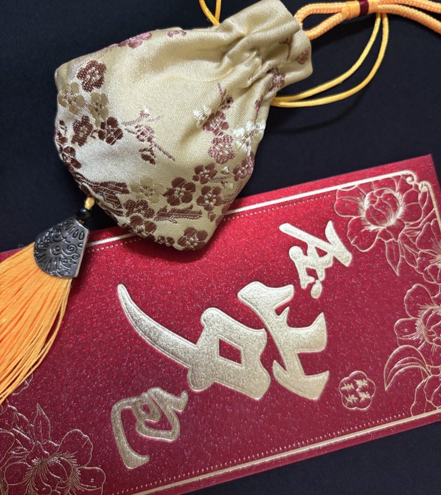 ตรุษจีนปีนี้มีสาวหมวยชุดแดงพร้อมกับซองแดงในมือแล้วครับ <a href="/xinxns/">欣欣</a> ❤️