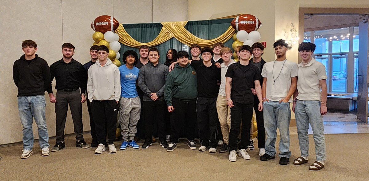 ElkGroveFB's tweet photo. Great night celebrating our season, thanking the Seniors and passing the torch to the underclassman #EGpride #Family https://t.co/r6Y47DPu0H