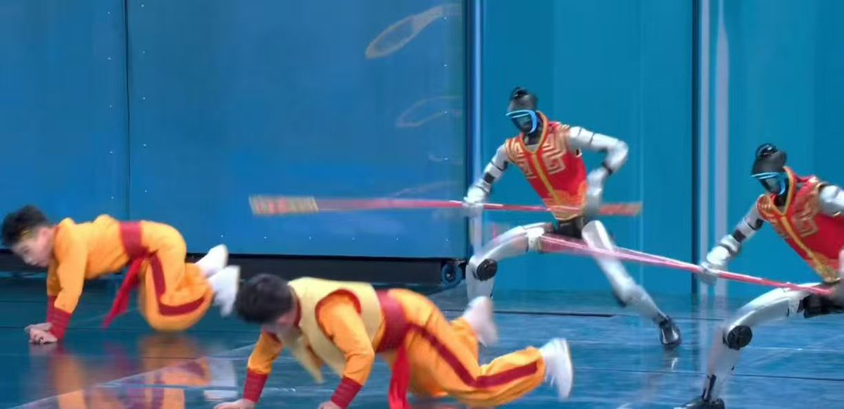 MaxForAI's tweet image. 突发：中国的机器人在公开表演时失控