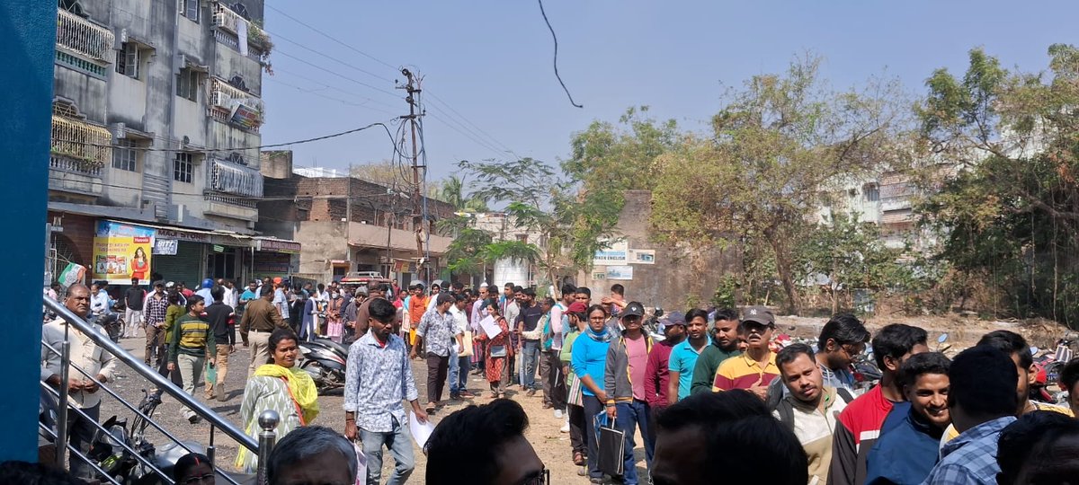 সালানপুর ব্লকে স্বনির্ভর বাংলা শিবিরে, নিজেদের নাম নথিভুক্ত করার জন্য যুব সমাজের সুদীর্ঘ সারি প্রত্যক্ষ করা যায়, পশিম বর্ধমান।  #EgiyeBangla