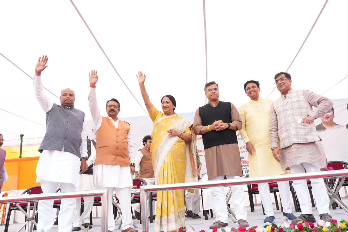 indiacom's tweet image. Delhi CM Rekha Gupta inaugurates major projects in East Delhi, strengthening 236 roads and enhancing drainage and flood control. The ₹1,075 crore initiative aims to improve traffic, reduce waterlogging, and ensure balanced urban development across the city.

#DelhiDevelopment