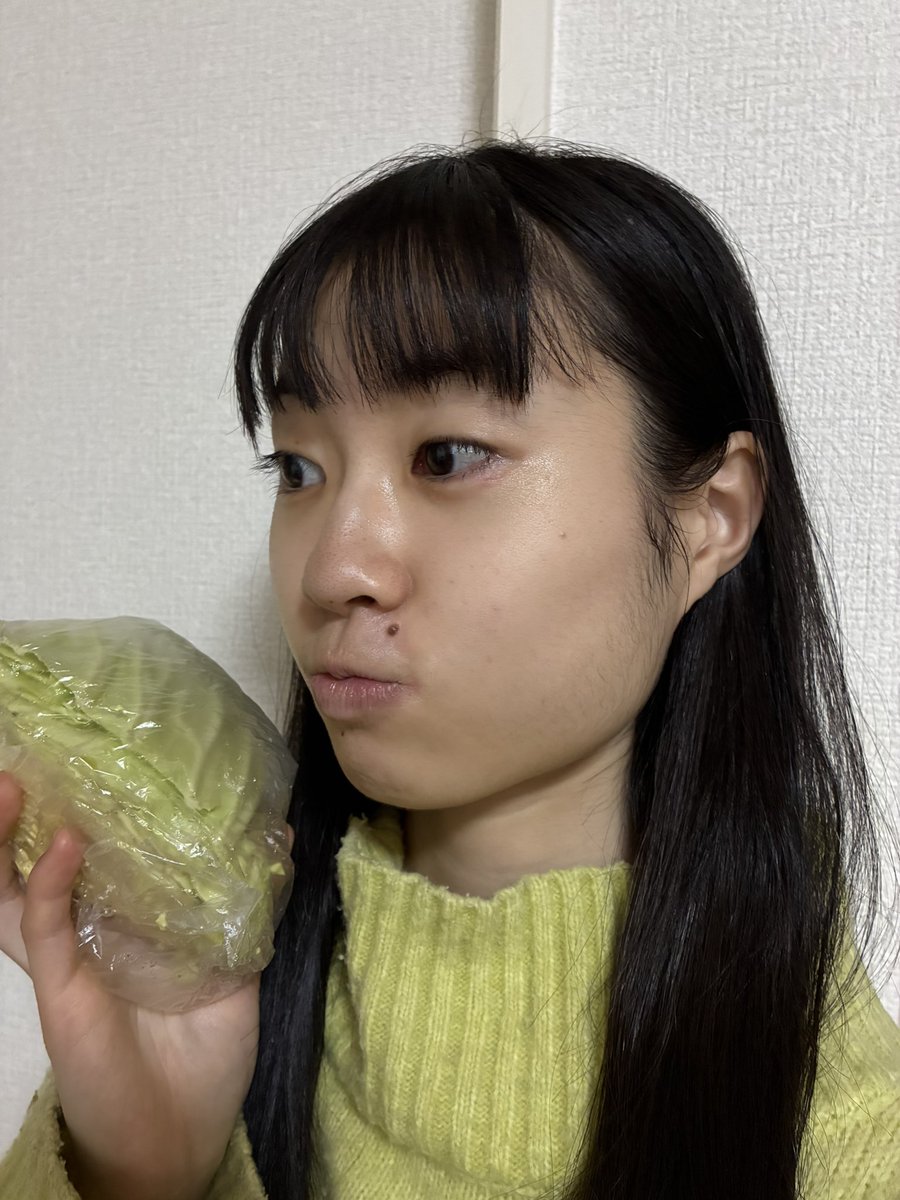 今日は #似合う色の日
らしい……
パキッとしたカラーが似合うかな(*^^*)そして好きです♥
なんでも好きだけど……♥
キャベツカラー🥬♥？
 #野菜 #キャベツ #色 #緑 #グリーン #蛍光グリーン