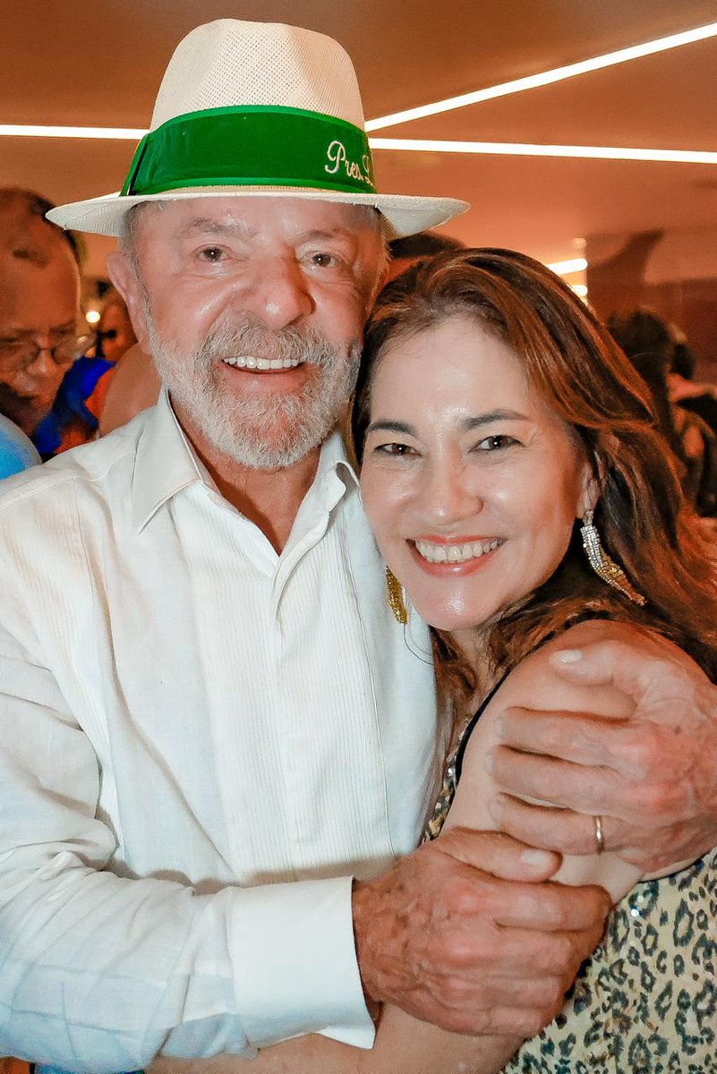 elikatakimoto's tweet image. O melhor lugar de se estar: dentro do abraço de quem a gente ama em plena Sapucaí.

Ontem foi lindo e amanhã há de ser também ❤️🎊