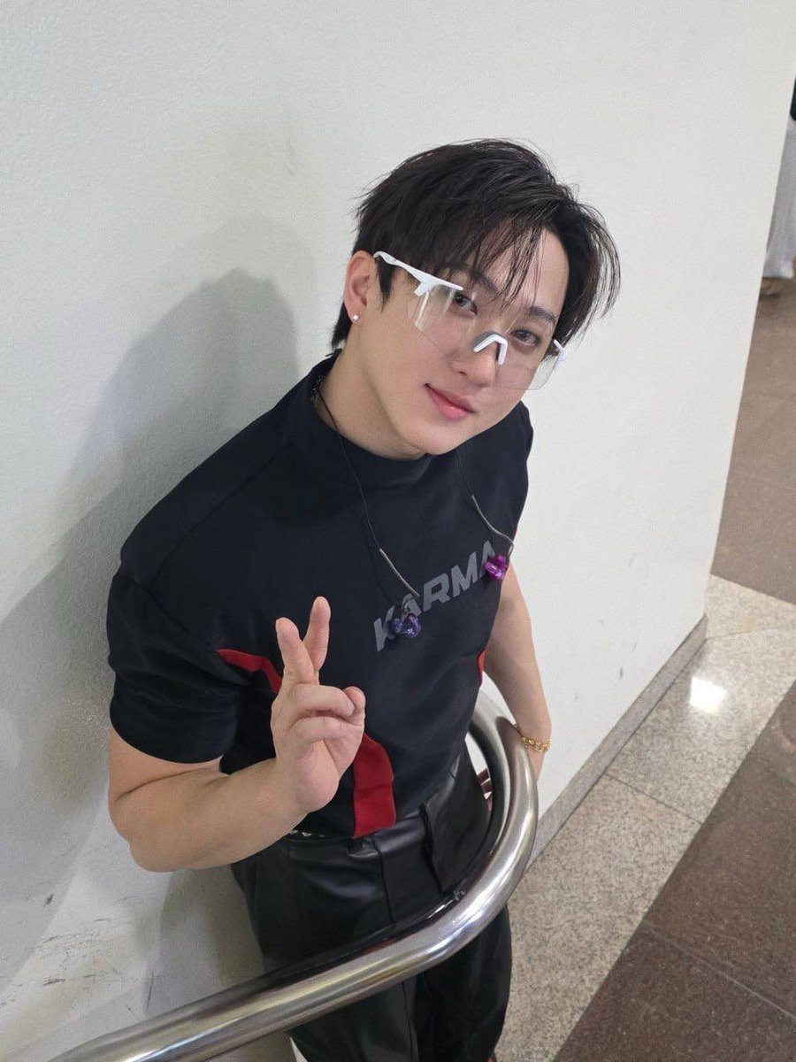 fa molto ridere questa cosa che changbin posta e twitter va in down, la potenza di quest uomo ily