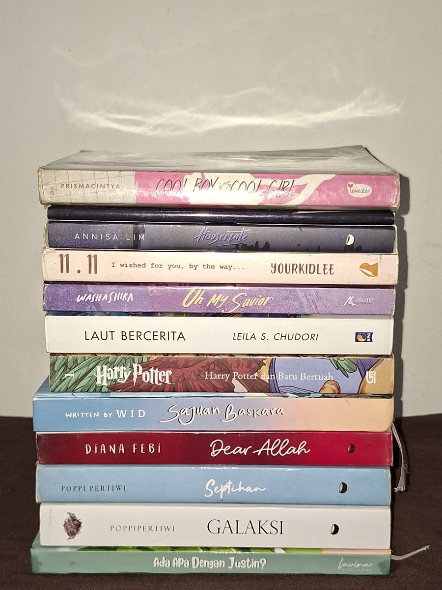 stubeuri's tweet photo. haii 👋🏻 aku mau jualin novel atau buku preloved pemakaian pribadi! bukunya masi bagus dan kertas agak menguning. harganya range 15k - 75k (bisa nego asal waras) &amp; co by 🍊 untuk detail harga dan judul bisa cek utas ini, bisa komen di bawah atau dm 💌 https://t.co/qimKLatH6u