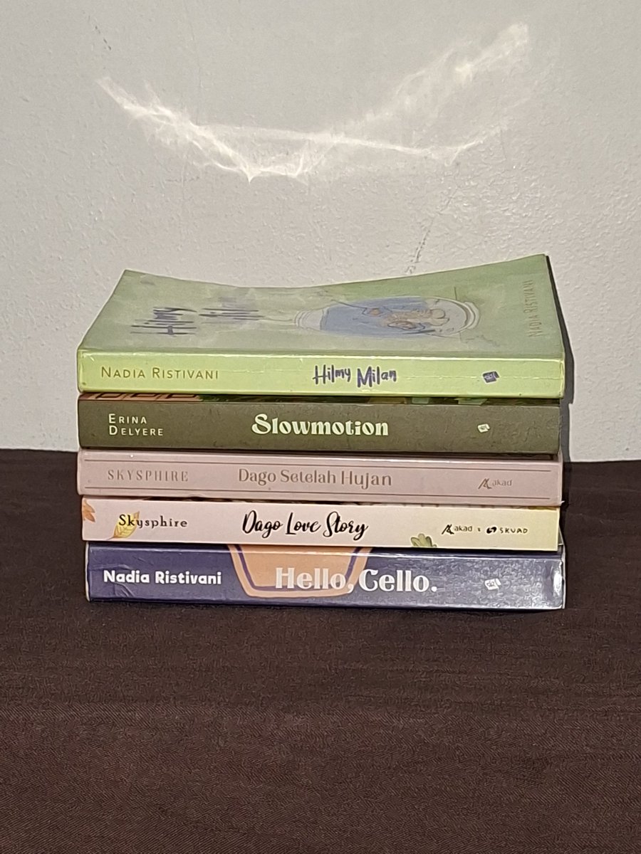 stubeuri's tweet photo. haii 👋🏻 aku mau jualin novel atau buku preloved pemakaian pribadi! bukunya masi bagus dan kertas agak menguning. harganya range 15k - 75k (bisa nego asal waras) &amp; co by 🍊 untuk detail harga dan judul bisa cek utas ini, bisa komen di bawah atau dm 💌 https://t.co/qimKLatH6u