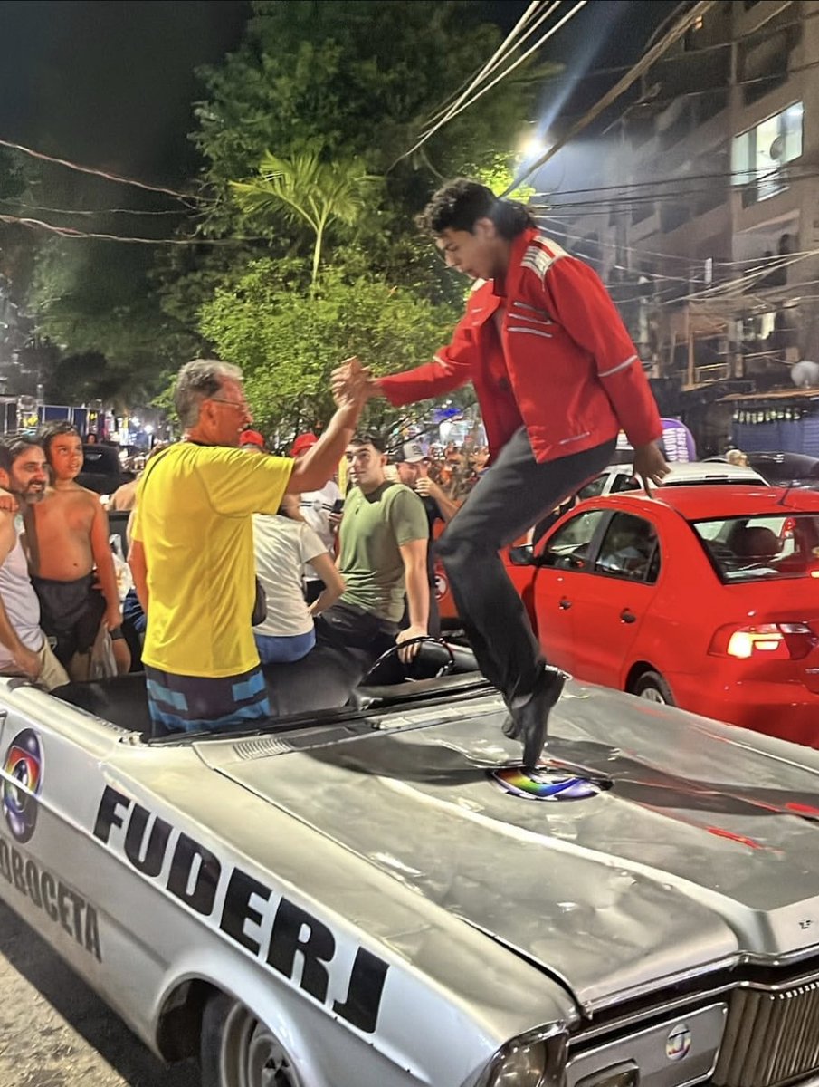 CultWolverine's tweet photo. Admito que nunca esperei ver o Craque Neto e o Michael Jackson no carro da Fuderj https://t.co/vlFXZjen7X