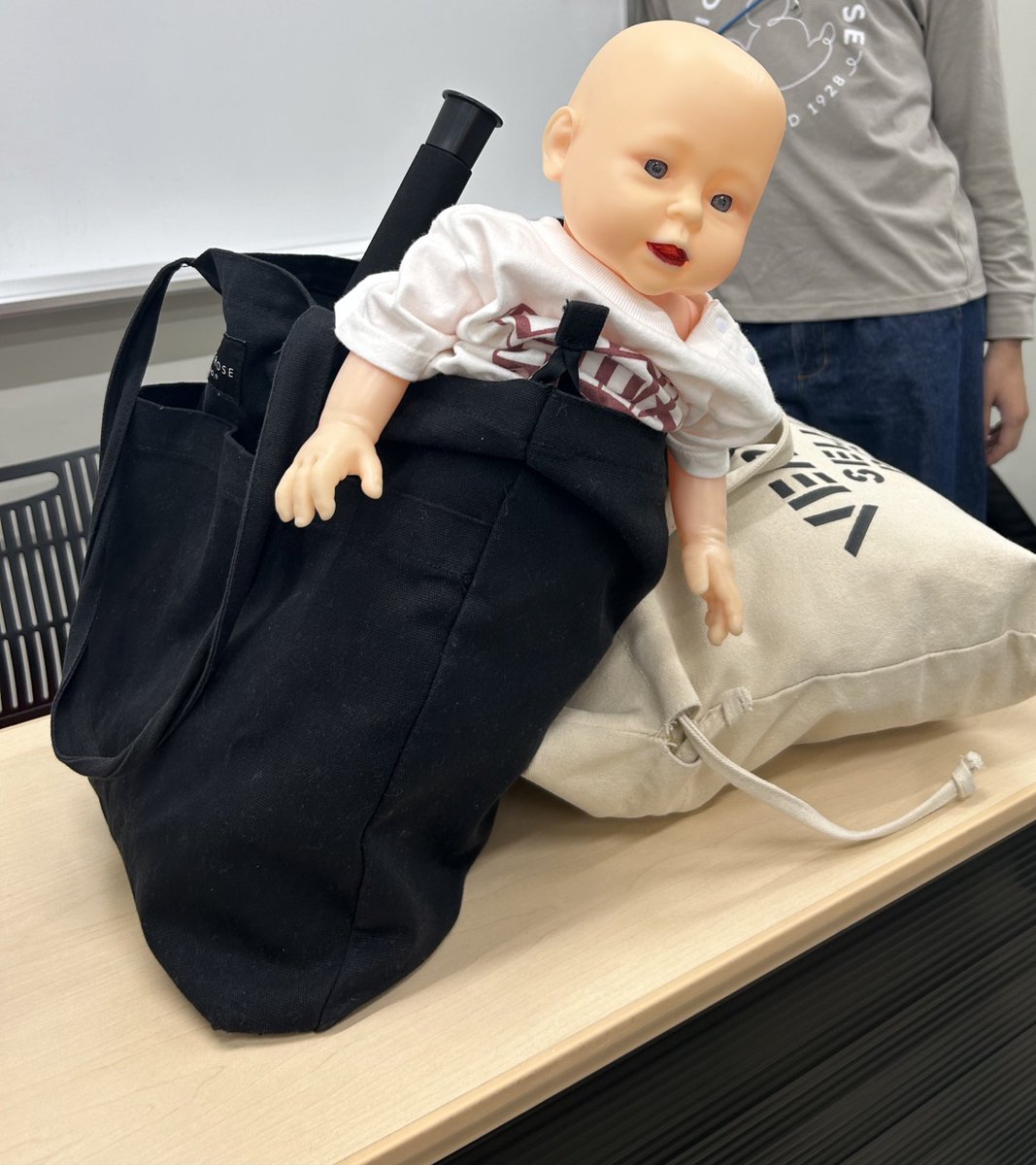 明日2月17日の夜は20時頃から何かが起きる？！ぽぽ？！
きっと苦しみ、悲鳴を上げる旦煙草吸のめんばーが見られるぽぽよ〜！
この前D-monを忘れて行った報いだぽぽ😈🍼

改めてお知らせするからみんなぜひぜひ待ってて欲しいぽぽッッッ⏰🍩
一緒に高みの見物と洒落込むぽぽ〜！！