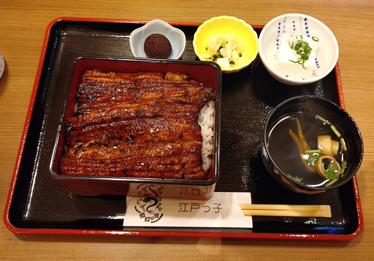 mocchie919's tweet photo. めめ、お誕生日おめでとう！

そして、うちの父ちゃんも誕生日おめでとう！

リクエストの鰻をたべました！
美味しかった！ https://t.co/zSrEKsfyjU