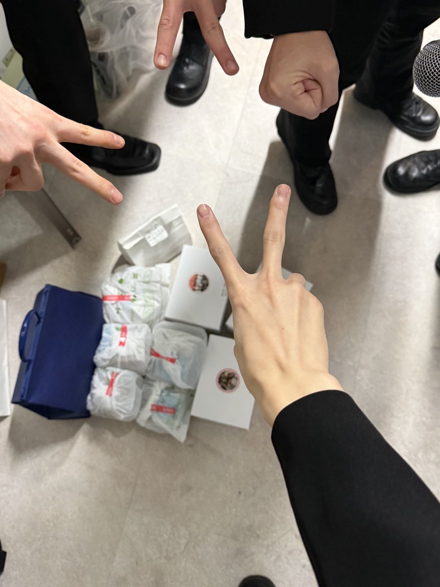 AIMERS_japan's tweet photo. [#AIMERS]

AIMINGからたくさんの愛をもらいました😭愛してます🩷

#AIMERS #에이머스 #エイマス
#AIMERS_1st_FANCONCERT
#WinterConfetti https://t.co/9UkTQXncae