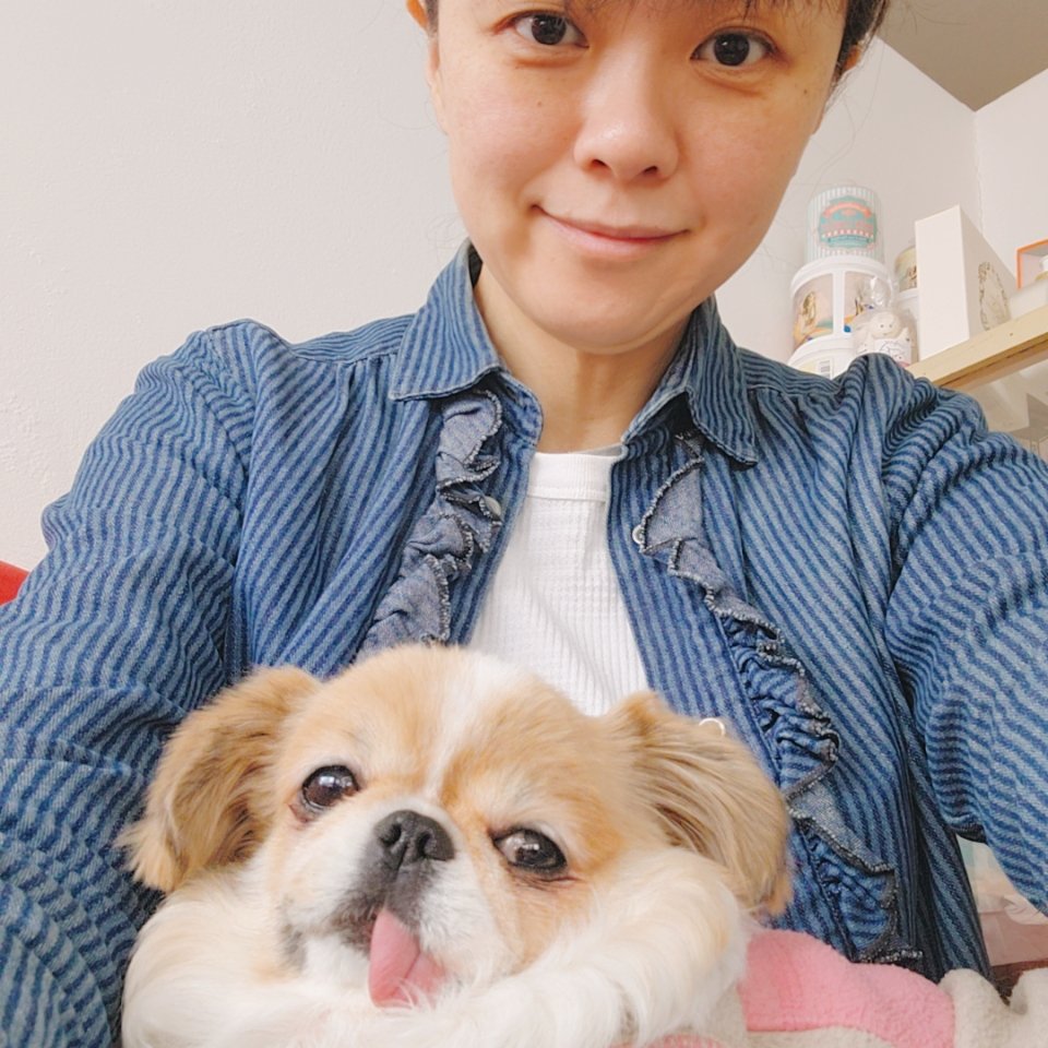 キャンディちゃん🐶がぴたっと寄り添って癒してくれた。絶大なる