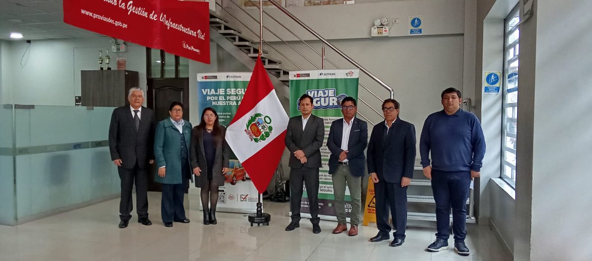 🔴 #ActividadesPVD

Funcionarios de Provías Descentralizado, en la sede central y en las unidades zonales, estuvieron presentes en la ceremonia de izamiento del Pabellón Nacional y entonación del Himno Nacional, reafirmando su compromiso y servicio al Perú 🇵🇪👷🏻‍♂️