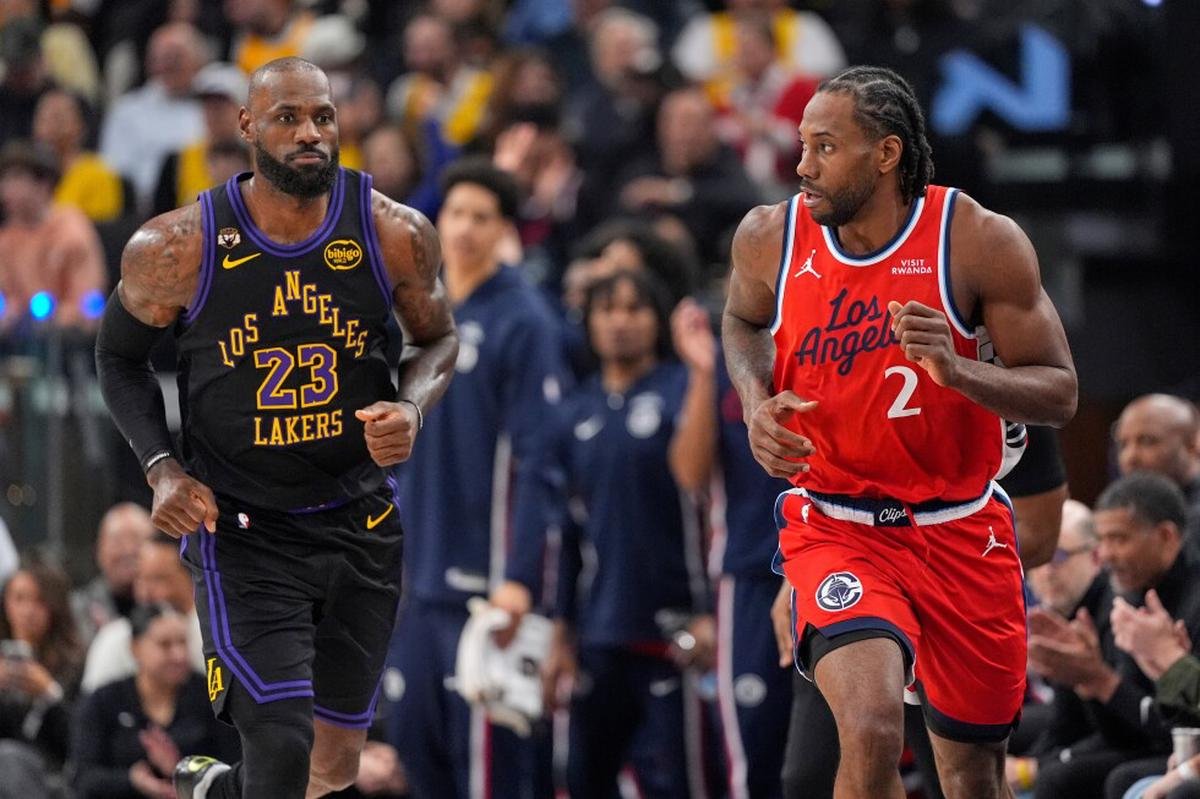 IsolationNBA's tweet photo. Televisados NBA

Jueves 19/2
21:30 Knicks-Pistons (Prime Video)
00:00 Warriors-Celtics (Prime Video)

Viernes 20
21:30 T'Wolves-Mavs (ESPN)
00:00 Lakers-Clippers (ESPN)

Sábado 21
22:30 Knicks-Rockets (ESPN)

Domingo 22
15:00 Thunder-Cavs (ESPN)
17:30 Warriors-Nuggets (ESPN) https://t.co/n85di1LypQ