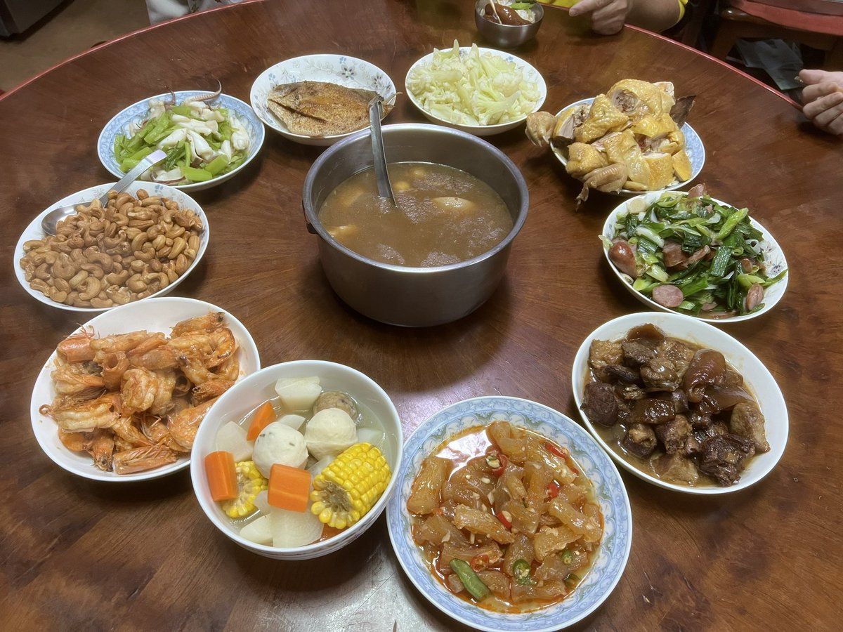 這次年菜依然是我媽自己煮的
這次本來有雞心，但不知道為什麼拜完我媽就收起來了😢
佛跳牆裡的芋頭超好吃🤤
腰果這次用低溫油去炒的，比以前的香
 #扉常想吃年菜V2