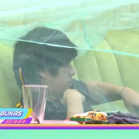 arwenschlenzy's tweet photo. i was literally js admiring miguel the whole ep &amp; how selfless he is :(( he was MORE than willing to fill glasses of water using js a spoon, do 100 laps around the pool, &amp; even sleep in the garden area wout anything, js so he could give his friends what they needed 🥹

BBS MIGUEL https://t.co/sYKVjMWQFq