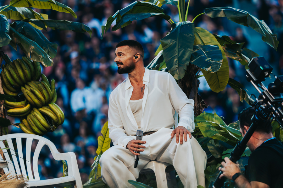 Ricky Martin le declaró su amor a Brasil al acudir este domingo, por segunda vez en su vida, a los desfiles de las escuelas de samba del carnaval de Río de Janeiro. #ImpactoLatino #RickyMartin #Brasil