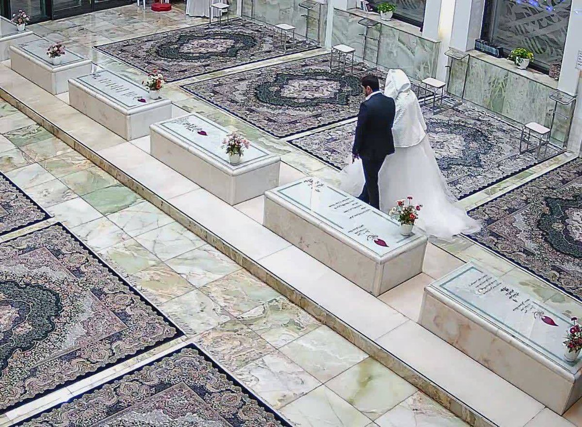 جوانان ما برای شروع زندگی شونم
با شهیدان بیعت میکنن.
هستیم بر آن عهدی که با شما می بندیم

#۲۴۲۷_شهید_ترور