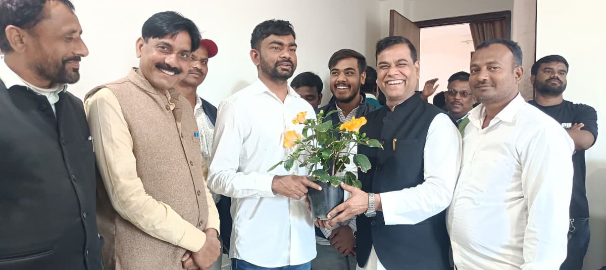 OnkarnathJ's tweet photo. जेएलकेएम सुप्रीमो विधायक टाइगर जयराम महतो जी के रांची धुर्वा  विधान सभा  के निकट में नवनिर्मित  सरकारी विधायक आवास न 14  के गृह प्रवेश ने शामिल बधाई ,शुभकामनाएं 
#PulwamaMartyrs #jlkmparty #pankividhan #पांकीविधानसभा #JLKM #jairammahto https://t.co/yfT6xuEVyt