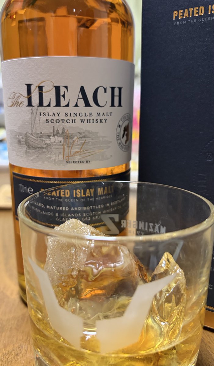 昨日衝動買いしたアイリークを開栓。
若いラフロイグ的な（？）、スモーキーでドライな飲み口に軽い後味。しっかりピートも感じられてうまし。
これで4000円切るのはコスパ良いんでないかな。