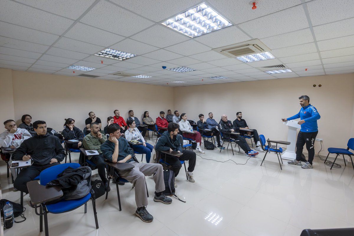 Hentbol_Fed's tweet photo. Ankara’da 16–21 Şubat 2026 tarihleri arasında sürecek olan 1., 2. ve 3. Kademe Hentbol Antrenör Kursu, üç kademede toplam 146 antrenörün katılımıyla başladı.

İlk gününde savunmada teknik ve taktik, hentbola özgü ısınma ve oyunlar, psikolojik beceriler ile temel antrenman bilgisi konularında yoğun ve verimli dersler gerçekleştirilen kurs; Doç. Dr. Yücel Makaracı, Doç. Dr. İlknur Özçelik, Dr. Şenay Kabadayı, Dr. Öğr. Üyesi Yasin Yüzbaşıoğlu ve Doç. Dr. Celal Gençoğlu eşliğinde yapılıyor.

Tüm antrenörlere verimli bir kurs dönemi dileriz.
