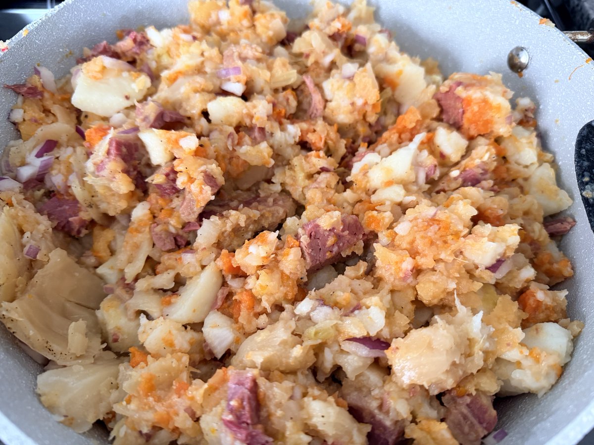 TommySomerton's tweet image. “Newfie” hash the next day. Cooked dinner mashed and pan fried with onion and butter. Delish 😋👍
#Breakfast #Leftovers #Cooking