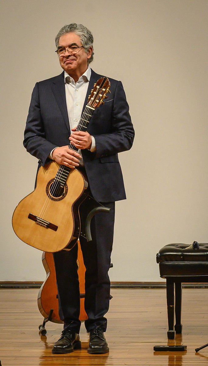 “Babies’ Songs” (dedicada a Laguna); “Banquet Under Cherry Blossom”, “Elegia appassionata” y “Marcha fúnebre”, de Hirokazu Sato; “Ocean Child”, elegía para Takemitsu, de Hebert Vázquez; “Por los bosques”, (dedicada a Laguna); y Litmus Distance, de Takashi Yoshimatsu .