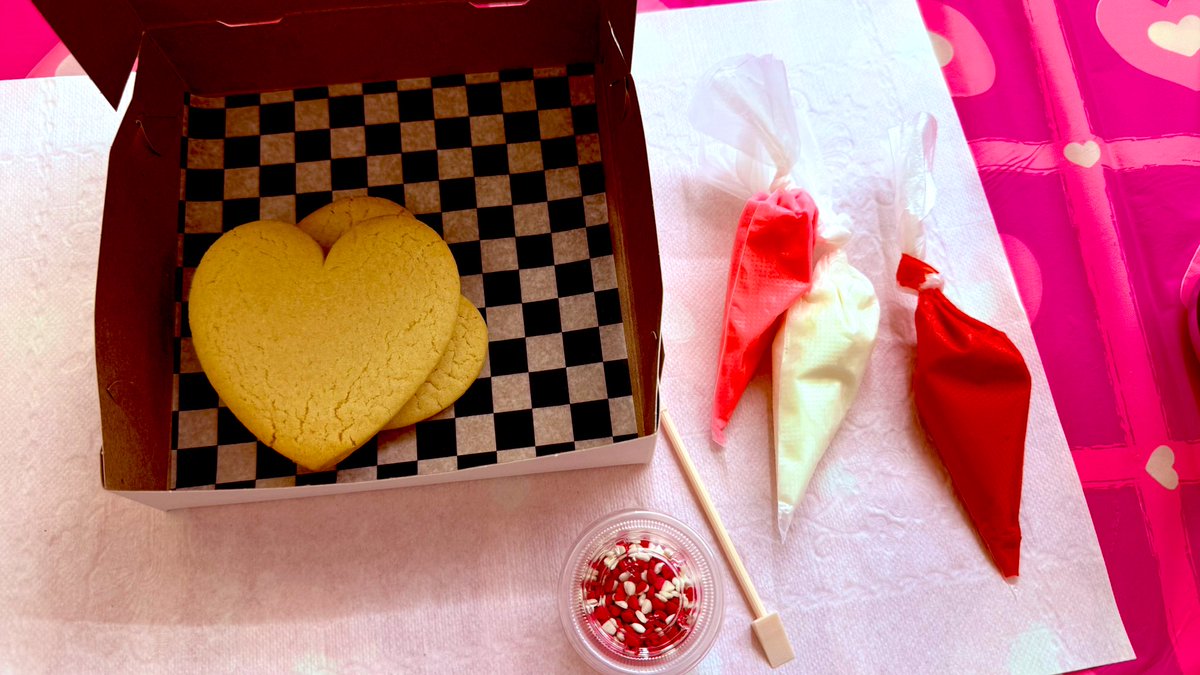 optimistclysure's tweet image. Participated in a Valentine’s cookie icing event and discovered yet another hidden talent… that I absolutely do not have 💀🍪
So yeah, adding “cookie artist” to the list of things I can’t do lol. Pics attached for evidence.
#ValentinesWeek #InstaSawItFirst