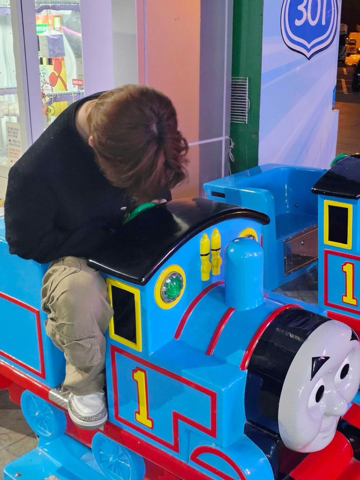 main di depan minimart, tbtb dikirimin foto sama pacar ku