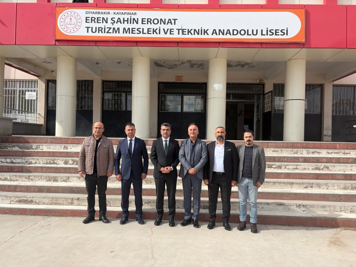 kayapinarmem's tweet photo. 📍Eren Şahin Eronat Turizm MTAL

🔸İlçemiz Eren Şahin Eronat Turizm Mesleki ve Teknik Anadolu Lisesinde, Geleneksel Alkolsüz Kokteyl Yarışması gerçekleştirildi. 

🔸Turizm ve yiyecek-içecek hizmetleri alanında eğitim gören öğrenciler; sunum teknikleri, hijyen standartları, reçete oluşturma ve servis becerileri açısından jüri tarafından değerlendirildi.

🔸Programa katılan İlçe Millî Eğitim Müdürümüz Sn. Kayahan Subaşı, mesleki ve teknik eğitimin ülke kalkınmasındaki stratejik önemine dikkat çekerek, turizm sektörünün nitelikli ara eleman ihtiyacının ancak güçlü bir mesleki eğitim altyapısıyla karşılanabileceğini ifade etti.

🔸Meslek liselerinin üretime, istihdama ve sektörel kaliteye doğrudan katkı sunduğunu vurgulayan Müdürümüz, emeği geçen idareci, öğretmen ve öğrencileri tebrik etti.

@sadoglu_salih @TheKaymakam @Kayahansubasi