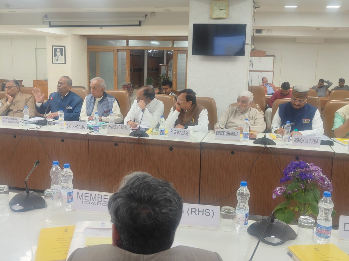 वेस्ट सेन्ट्रल रेलवे मजदूर संघ के महामंत्री अशोक शर्मा जी ने आज विभिन्न कैडर की मांगों को लेकर रेलवे बोर्ड मीटिंग मैं किया हल्ला बोल