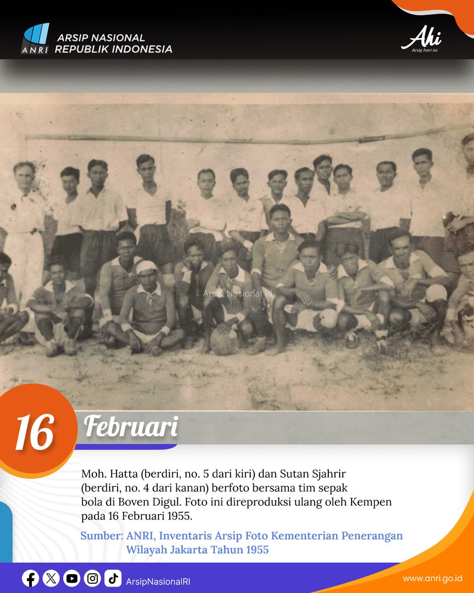Arsip Hari Ini menampilkan foto Moh. Hatta (berdiri, no. 5 dari kiri) dan Sutan Sjahrir (berdiri, no. 4 dari kanan) berfoto bersama tim sepak bola di Boven Digul. Foto ini direproduksi ulang oleh Kempen pada 16 Februari 1955.