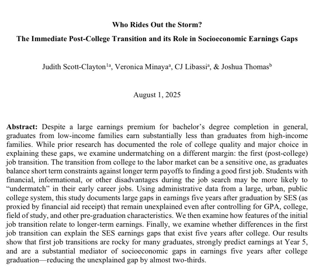 Los titulados universitarios de familias con bajos ingresos, ganan mucho menos que los graduados de más nivel de renta cinco años después. Estas diferencias persisten incluso al controlar por universidad, carrera o notas. 💼La clave está en la primera transición laboral: los
