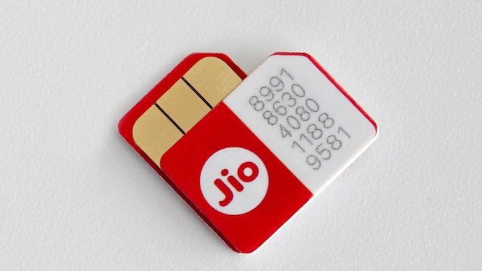 2016 में जब Reliance Jio आया, तब इसे डिजिटल आज़ादी बताया गया। फ्री कॉल, फ्री डेटा और बड़े-बड़े वादे — जनता खुश थी और बाकी कंपनियां खत्म हो रही थीं। लेकिन असल खेल तब शुरू हुआ जब लोगों को Jio की आदत लग गई। पहले लत लगाओ, फिर जेब काटो — यही पूरा बिज़नेस मॉडल निकला।

धीरे-धीरे फ्री का