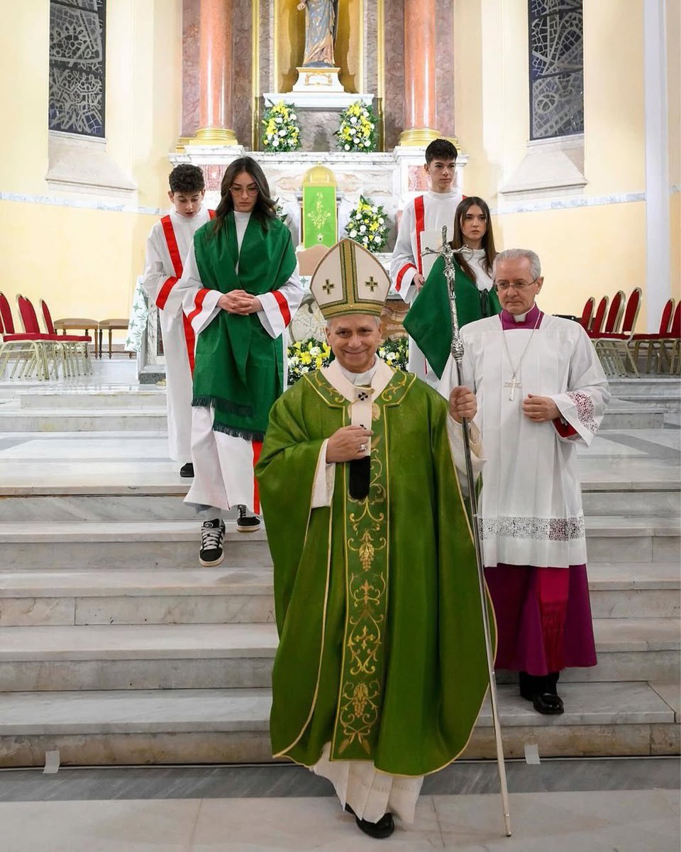 Por si alguien aún lo desconoce: las mujeres pueden desempeñar diversos ministerios en la Iglesia, incluido el servicio del Altar.

Que esto siga escandalizando a algunos revela la raíz de no pocos problemas eclesiales: el machismo persistente.

La liturgia es obra del Espíritu