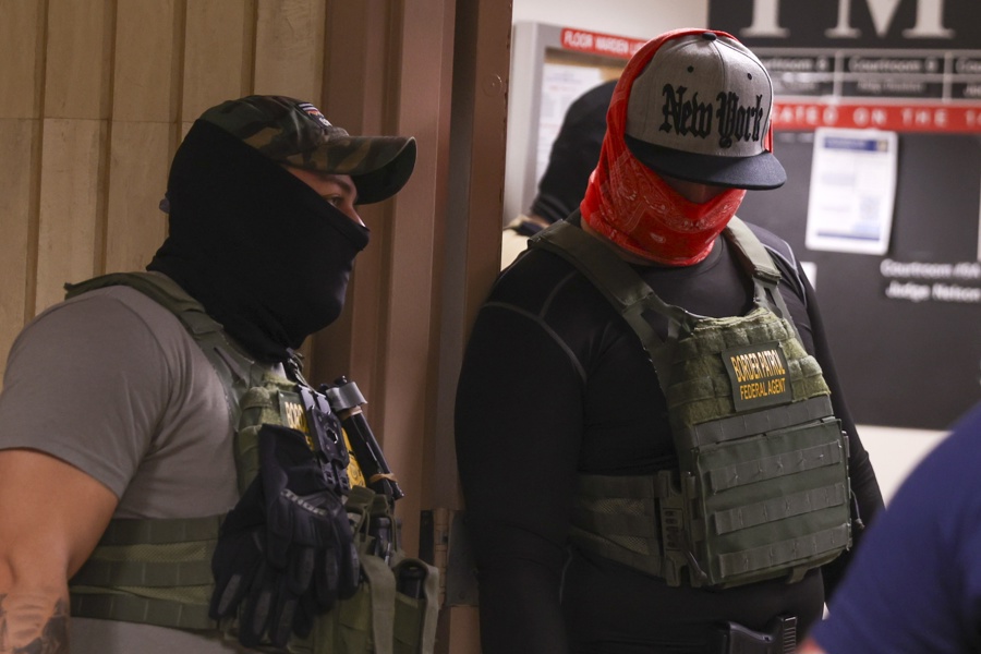 Tom Homan, ha alegado este domingo que, si bien no le gusta que los agentes federales lleven máscaras que les tapen la cara, cree que deben usarla porque "tienen que protegerse" de las amenazas. #ImpactoLatino #TomHoman #agentesfederales #mascara