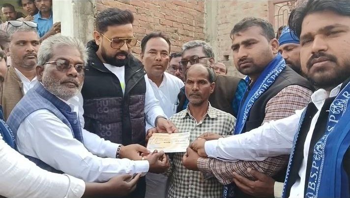 APVNews_'s tweet image. रसड़ा में एक दलित युवक सत्य प्रकाश की चाकू से हत्या कर दी गई थी, मामले में बसपा विधायक उमाशंकर सिंह ने पीड़ित परिवार को 5 लाख रुपए की आर्थिक सहायता दी है।

 दौरान बसपा के कहीं पदाधिकारी भी मौजूद रहे #bsp #mayawati