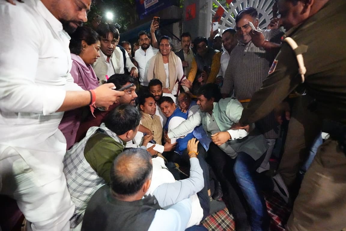 AamAadmiParty's tweet photo. बीजेपी सरकार ने शिक्षा माफिया के सामने घुटने टेक दिए।

APEEJAY स्कूल पर कार्रवाई करने के बजाय ��िल्ली पुलिस भेजकर AAP दिल्ली प्रदेश अध्यक्ष @Saurabh_MLAgk जी और नेताओं को गिरफ्तार कर लिया गया।

बच्चों के Admit Card दिलाने की मांग को ये सरकार अगर अपराध मानती है, तो यह सरकार बच्चों के भविष्य के खिलाफ खड़ी है।