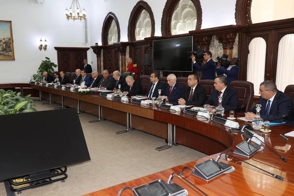 #محادثات موسعة  بين الوفدين، تحت إشراف رئيس الجمهورية وأخيه النيجري.
🇩🇿🇳🇪
facebook.com/share/p/1GAKoc…