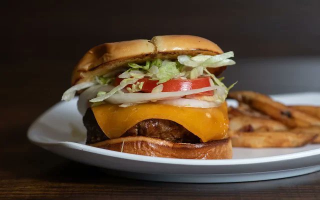 BhamTimes's tweet image. On a Bun, a #Birmingham burger joint owned by Denise and Crystal Peterson, is giving away 200 #free #meals today at 2328  Second Ave. North. The mother-daughter duo aims to fill bellies in their community, and spread the word about their newest #eatery.

birminghamtimes.com/2026/02/alabam…