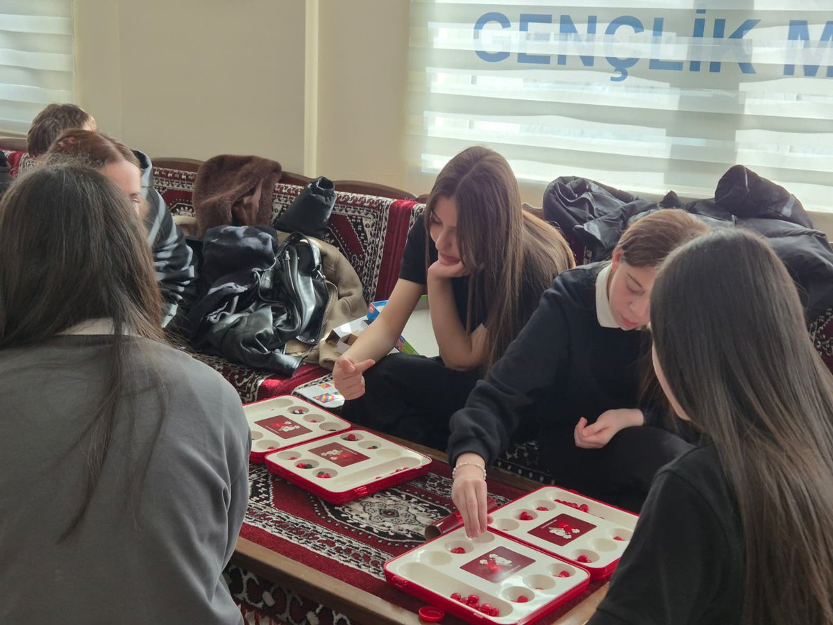 Bugün gençlik merkezimizde Ali Fuat Kadirbeyoğlu Anadolu Lisesi öğrencilerini ağırladık.
Merkezimizde yürütülen faaliyetleri tanıtarak atölyelerimizi birlikte gezdik. 

#GSB #GençlikMerkezi #OkullarMerkezimde