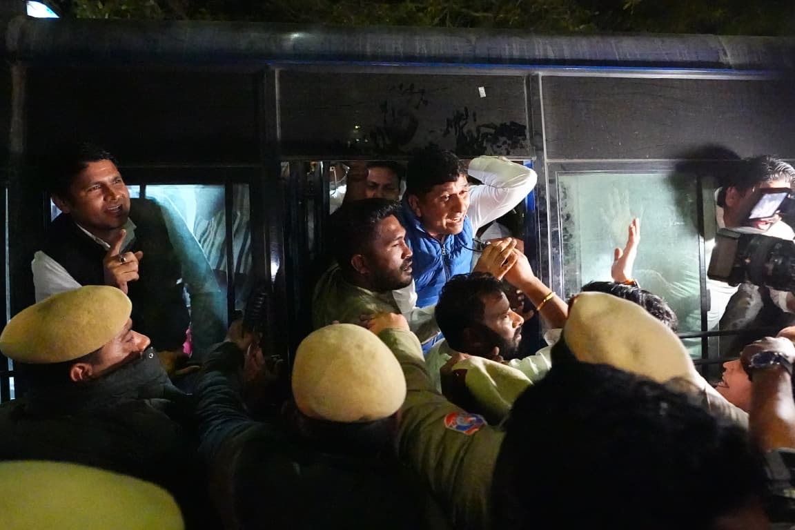 AamAadmiParty's tweet photo. बीजेपी सरकार ने शिक्षा माफिया के सामने घुटने टेक दिए।

APEEJAY स्कूल पर कार्रवाई करने के बजाय ��िल्ली पुलिस भेजकर AAP दिल्ली प्रदेश अध्यक्ष @Saurabh_MLAgk जी और नेताओं को गिरफ्तार कर लिया गया।

बच्चों के Admit Card दिलाने की मांग को ये सरकार अगर अपराध मानती है, तो यह सरकार बच्चों के भविष्य के खिलाफ खड़ी है।