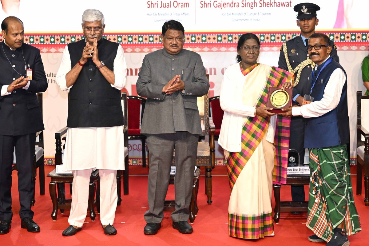 airnewsalerts's tweet photo. President Droupadi Murmu inaugurates the Centenary Celebration of the Ol Chiki script, organised by the Ministry of Culture, in New Delhi. 

@rashtrapatibhvn #OlChikiScript @MinOfCultureGoI https://t.co/mT71N9ZzHY